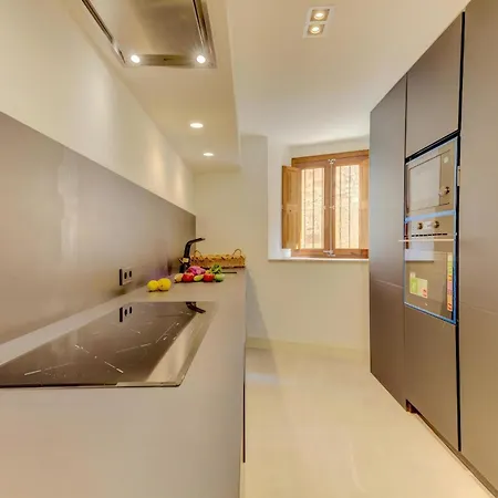 Charming Alicanti 4 Bedrooms Positioned In The Heart Of Old Town Willa