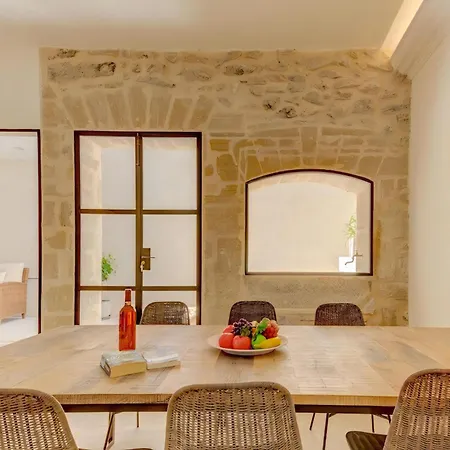 Villa Charming Alicanti 4 Bedrooms Positioned In The Heart Of Old Town *